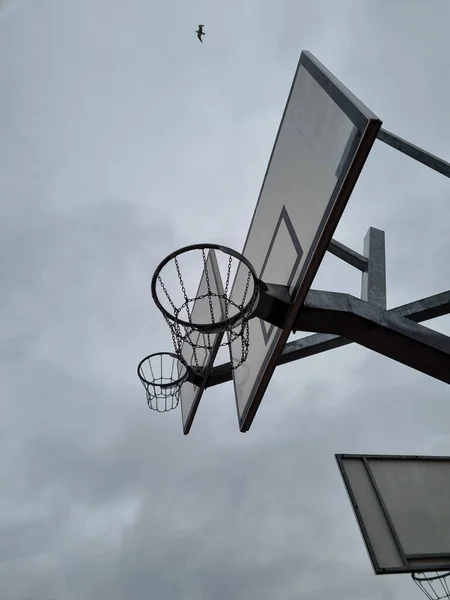 户外篮球圈 有不同层次的链网 街头篮球圈 从下面看 阴云密布的街头体育 — 图库照片