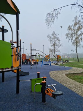 Modern altyapısı olan çocuk parkı. Yumuşak kauçuk kaplamalı halk parkı. Anaokulu öğrencileri için aktivitelerle park et..