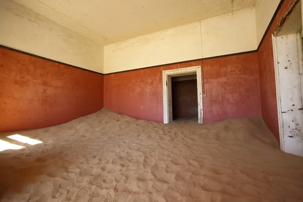 Zand gevulde kamer bij kolmanskop — Stockfoto