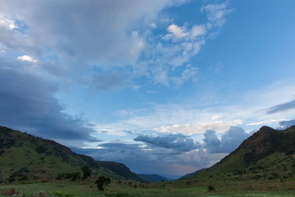 Nuvens azuis sobre o vale escondido — Fotografia de Stock