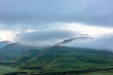 Gün doğumunda dağda alçak bulutlar