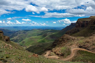 Sani Pass çakıl yolu dağdan aşağı iniyor.