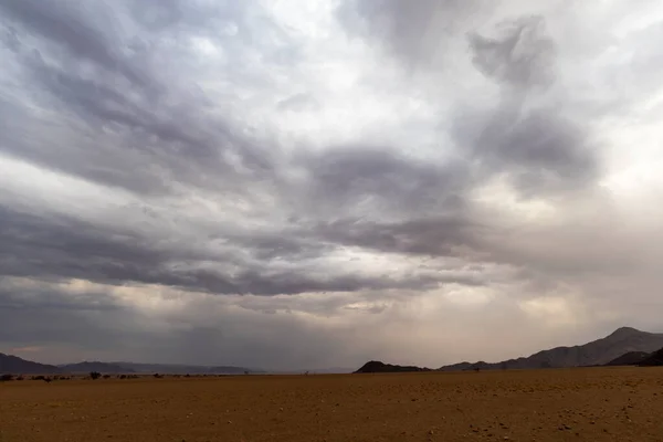 Grueso Banco Nubes Sobre Desierto Estéril —  Fotos de Stock