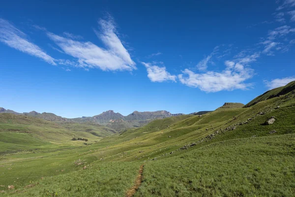 緑の谷の中を歩く道 Drakensberg South Africa — ストック写真