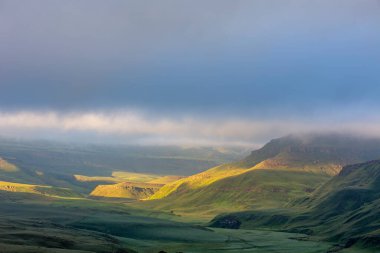 Drakensberg Güney Afrika dağındaki bulutların arasından güneş ışığı