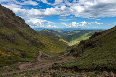 Drakensberg Güney Afrika 'daki Sani Geçidi' nin üst kısımlarının zikzakları.