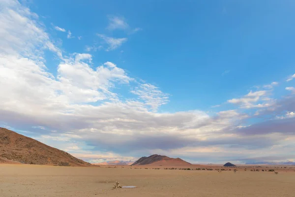 ナミビア砂漠での日の出後の雲と青空 — ストック写真