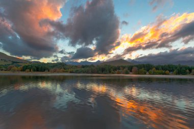 Günbatımı rengi bulutlar sarı ve turuncu Drakensberg Güney Afrika