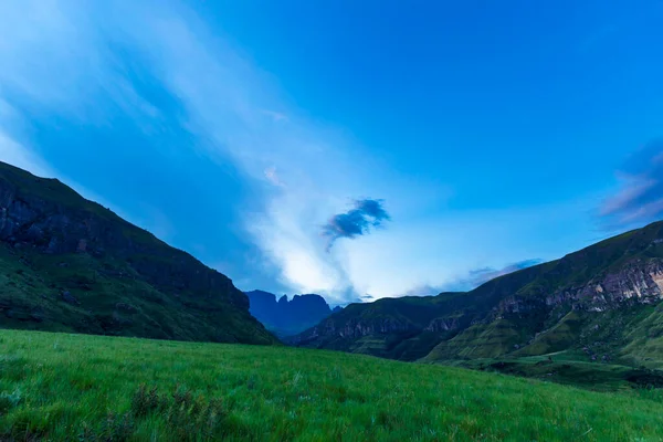 Hierba Verde Montaña Azul Después Puesta Del Sol Drakensberg Sudáfrica —  Fotos de Stock