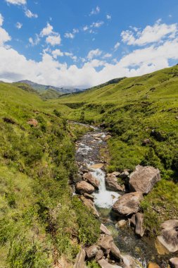 Drakensberg Güney Afrika Yeşil Vadisi 'ne su döküldü
