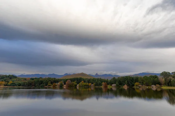 Banco Oscuro Nubes Lago Naverone Drakensberg Sudáfrica — Foto de Stock