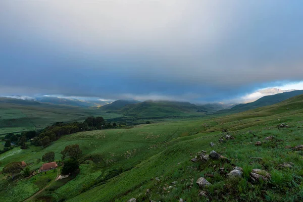 Nízké Mraky Nad Horami Dopoledních Hodinách Drakensberg Jižní Africe — Stock fotografie