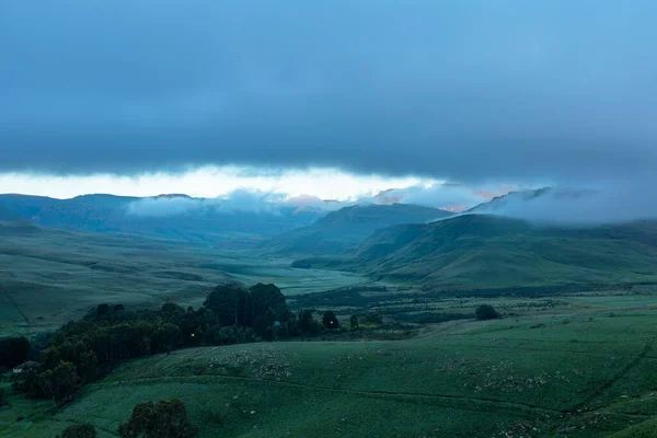 Első Napsugarak Keresztül Felhők Hegy Tetején Drakensberg Dél Afrika — Stock Fotó