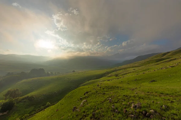 Zelené Svahy Mlha Při Východu Slunce Hoře Drakensberg Jižní Africe — Stock fotografie