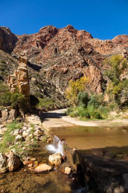 Swartberg 'deki kaya oluşumları Güney Afrika' yı geçiyor