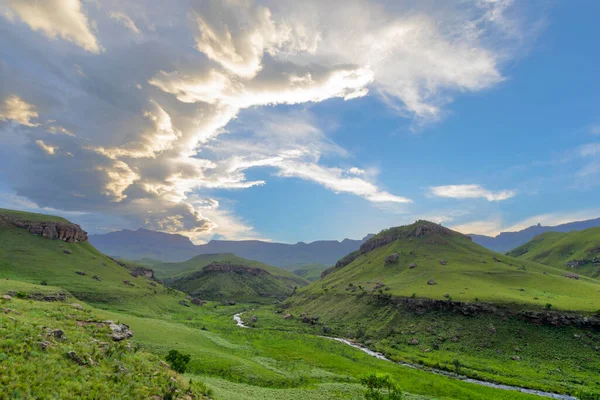 Drakensberg Güney Afrika dağının üzerinde gün batımında bulut oluşumu