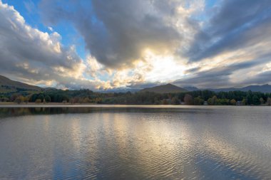 Günbatımında mavi ve sarı renkli bulutlar Drakensberg Güney Afrika