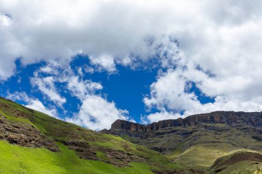 Güney Afrika 'da Drakensberg dağları üzerinde bulutlar toplanıyor