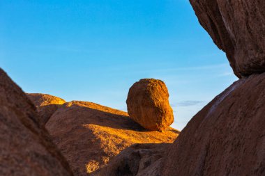 Spitzkoppe Namibya 'da gevşek rcok yuvarla