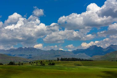 Cumulus bulutları Drakensberg Güney Afrika 'sının üzerinde toplanıyor.