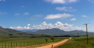 Drakensberg Güney Afrika eteklerinde çakıl yolu