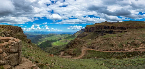 Winding Dirt Road Sani Pass Green Valley Drakensberg South Africa — Stock Photo, Image