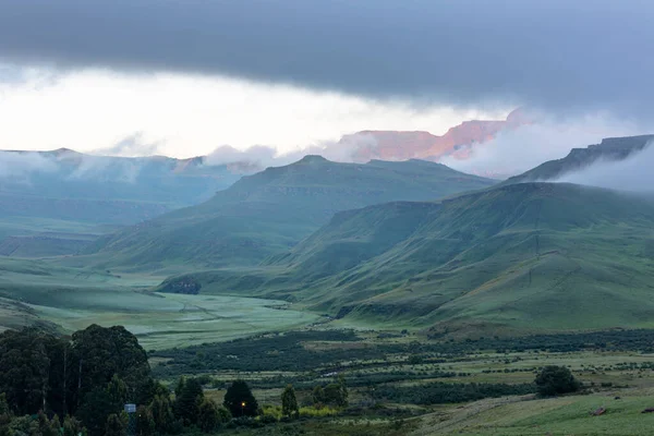 その日の最初の光が山の霧の中を輝きます Drakensberg South Africa — ストック写真