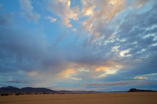 Желтые Голубые Облака Закате Намибской Пустыне Намибии — стоковое фото