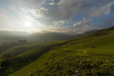 Öğleden sonra Drakensberg Güney Afrika dağının üzerinden alçak bulutlar