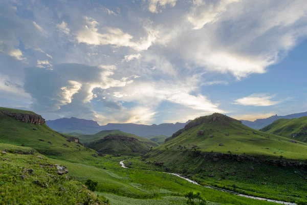 Řeka Tekoucí Údolím Horách Drakensberg Jižní Africe — Stock fotografie