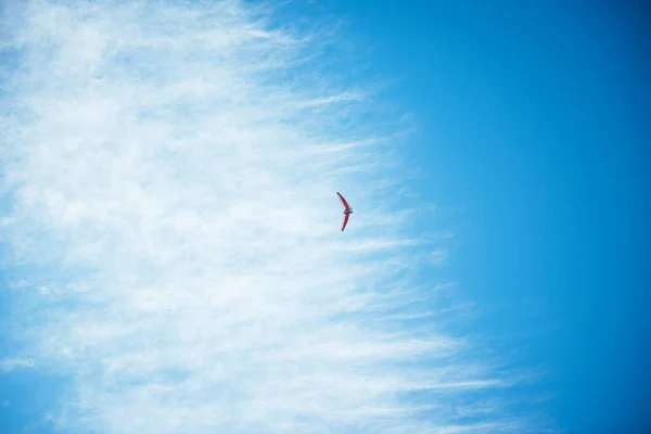 蓝天下的红色滑翔伞 — 图库照片