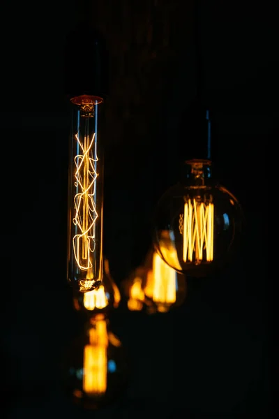 Lampy Edison Ciemne Tło Dwa Światła Centrum Uwagi — Zdjęcie stockowe