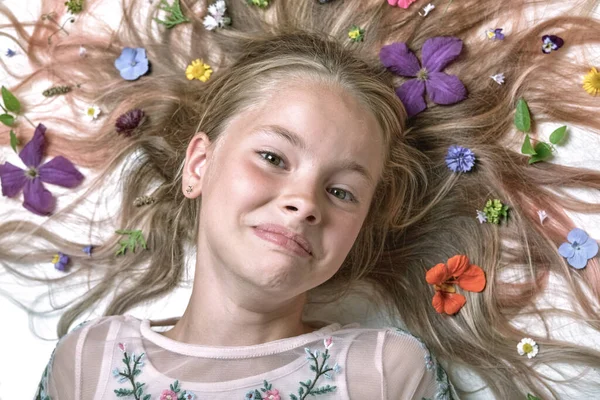 Emotioneel Portret Van Een Mooi Meisje Met Bloemen Haar Losse Rechtenvrije Stockfoto's