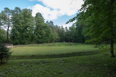 Lağım ve fırtına suyunun drenajı için drenaj sistemi, toprak, yol ve çimlerin boşaltılması için fazla nemi kaldırma ve kaldırma.