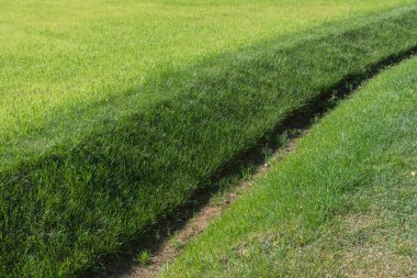 Lağım ve fırtına suyunun drenajı için drenaj sistemi, toprak, yol ve çimlerin boşaltılması için fazla nemi kaldırma ve kaldırma.