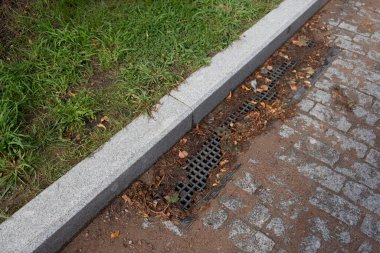 Lağım ve fırtına suyunun drenajı için drenaj sistemi, toprak, yol ve çimlerin boşaltılması için fazla nemi kaldırma ve kaldırma.