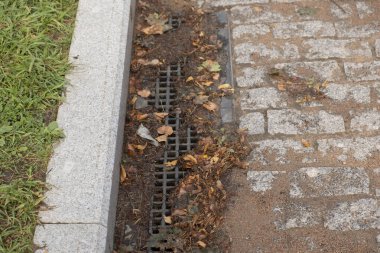 Lağım ve fırtına suyunun drenajı için drenaj sistemi, toprak, yol ve çimlerin boşaltılması için fazla nemi kaldırma ve kaldırma.