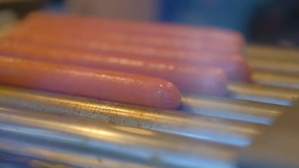 Close Dari Proses Memasak Sosis Untuk Hot Dog Panggang — Stok Video