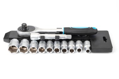 Priz anahtarı beyaz arka planda izole edilmiş. Çeşitli anahtar başlıkları ve uçlar. Bir takım araçlar, yakın plandaki bir takım araçların detayları. Soket Anahtarı Güç Anahtarı.