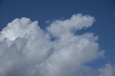 Mavi gökyüzü arka plan güzel bulutlar ile