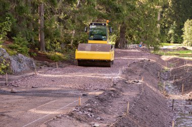Dağlarda yol yapımı, ormandaki dağlık bir bölgede yol yapımı teknolojisi.