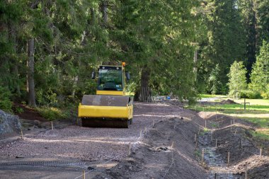Dağlarda yol yapımı, ormandaki dağlık bir bölgede yol yapımı teknolojisi.
