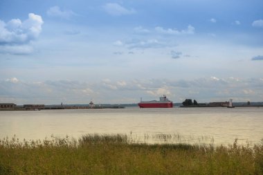 İş için malzeme yüklü bir gemi şehrin limanına giriyor.