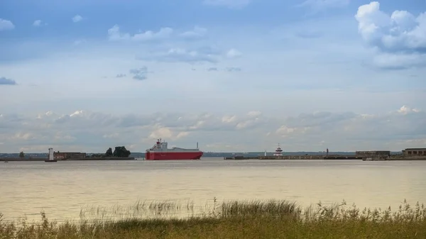 Červená Nákladní Loď Vpluje Přístavu Manévruje Podél Zakřivené Čáry Plavební — Stock fotografie