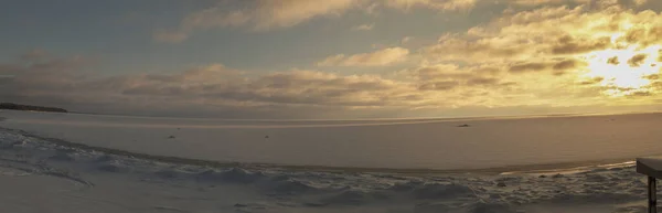 雪の海岸のパノラマ北半球の美しい夕日氷雪氷の海 — ストック写真