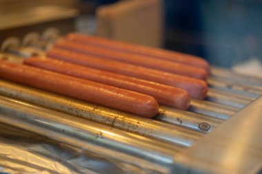 Izgarada sosis pişirme işlemi.