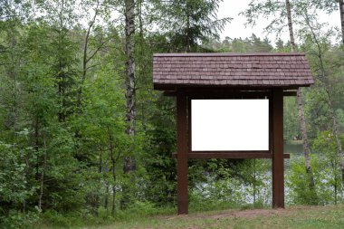 Parktaki ilan panosu, ormandaki reklam ve bilgi için tahtadan boş bir ilan panosu.