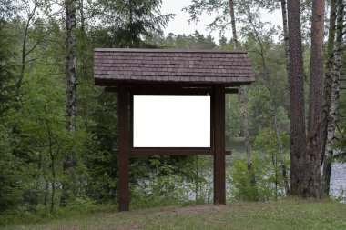 Parktaki ilan panosu, ormandaki reklam ve bilgi için tahtadan boş bir ilan panosu.