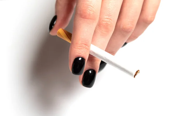 Mild Kvinnlig Hand Med Svart Nagellack Och Vanlig Cigarett Skada — Stockfoto