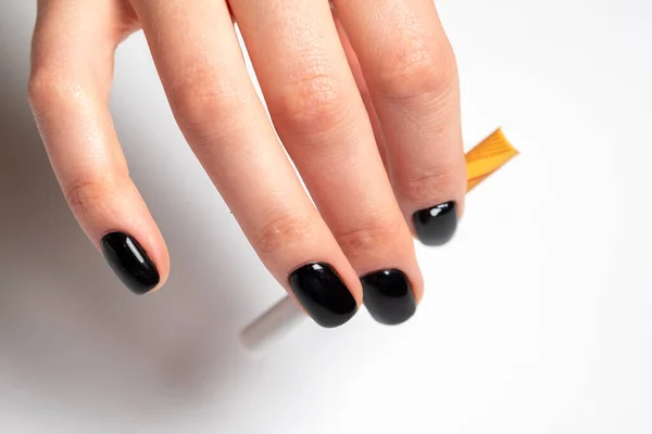 Una Mano Femenina Suave Con Esmalte Uñas Negro Cigarrillo Ordinario —  Fotos de Stock